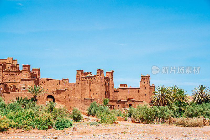 摩洛哥的Ait Ben Haddou ighrem(要塞村庄)，一个阳光明媚的日子，背景是晴朗的蓝天。